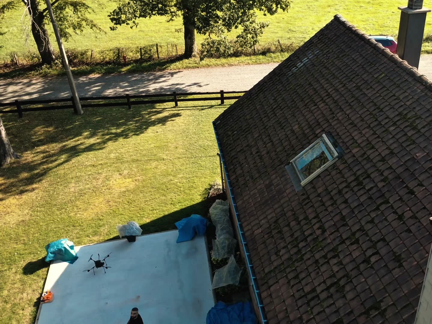 Vue aérienne des deux toitures voisines traitées par drone à Theux