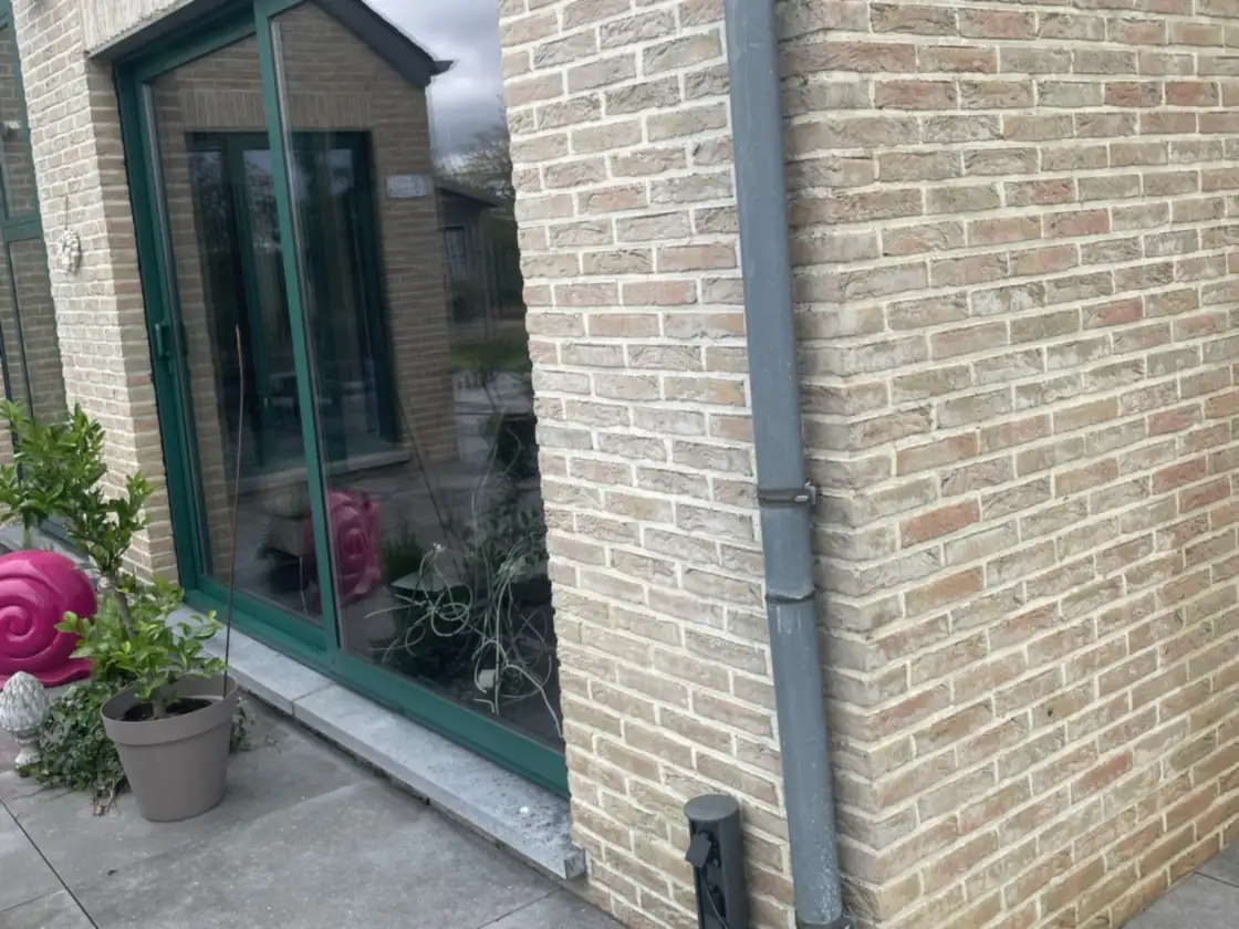 Le même mur après nettoyage par drone, brique et joints propres